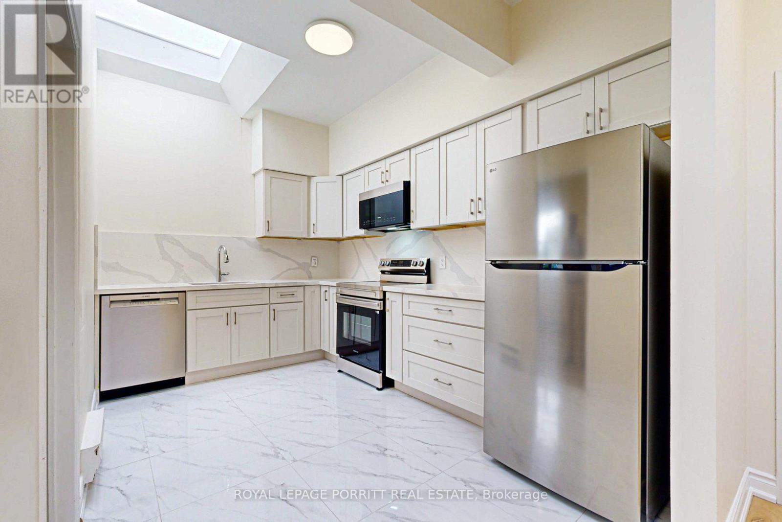 












2 - 3519 LAKE SHORE BOULEVARD W

,
Toronto,




Ontario
M8W1N5


