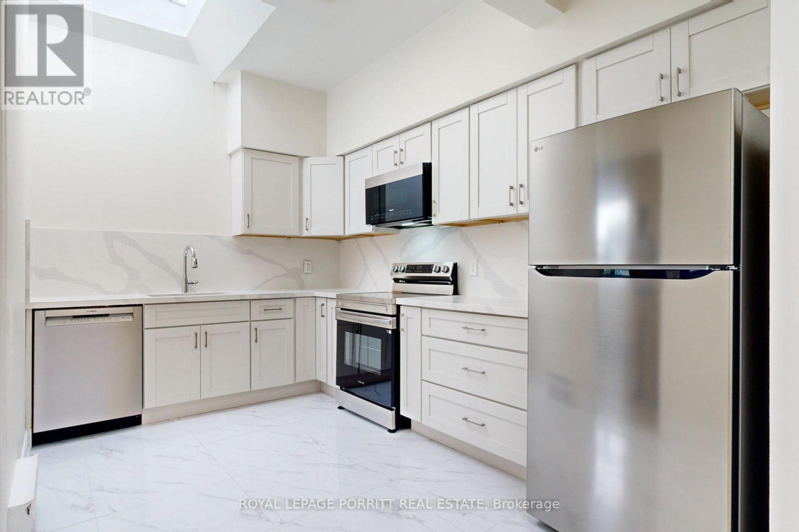












2 - 3519 LAKE SHORE BOULEVARD W

,
Toronto,




Ontario
M8W1N5

