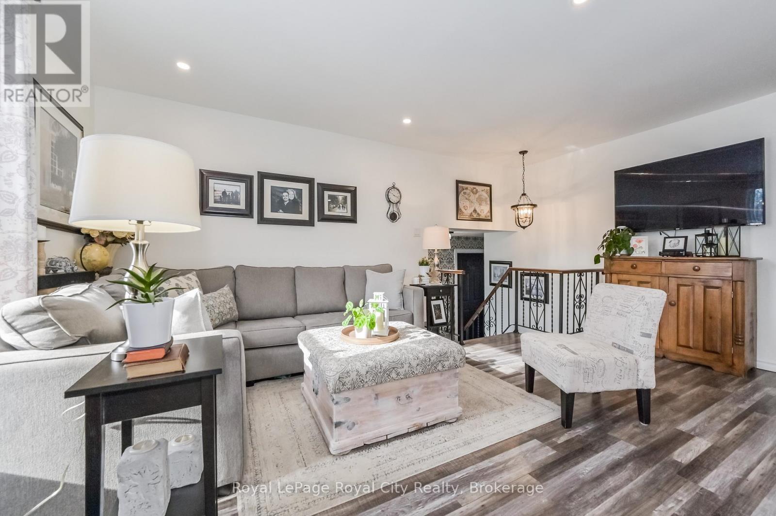 












18 ISLINGTON AVENUE

,
Guelph (Victoria North),




Ontario
N1E6K7

