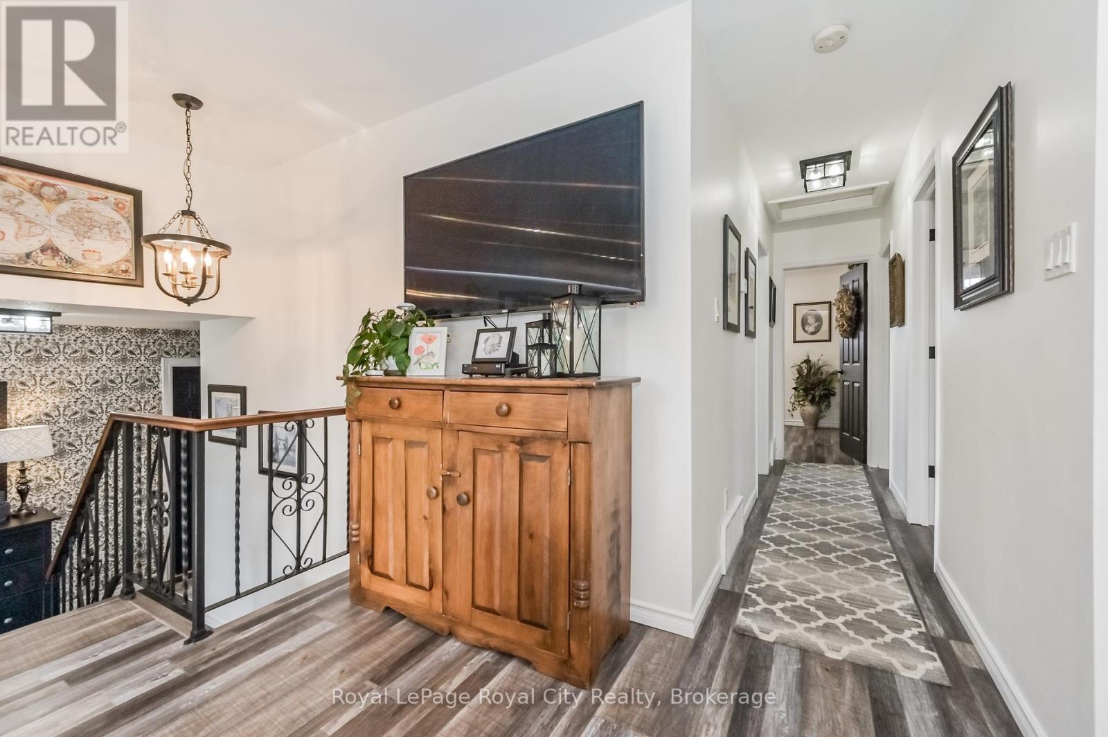












18 ISLINGTON AVENUE

,
Guelph (Victoria North),




Ontario
N1E6K7

