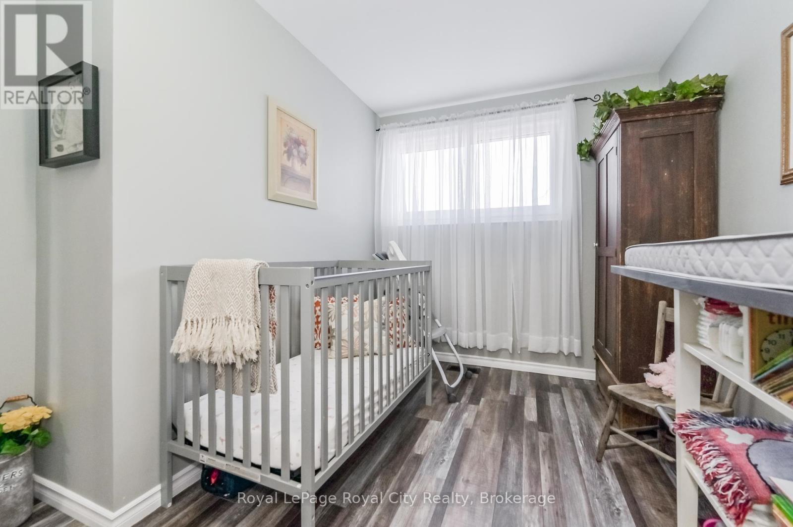 












18 ISLINGTON AVENUE

,
Guelph (Victoria North),




Ontario
N1E6K7

