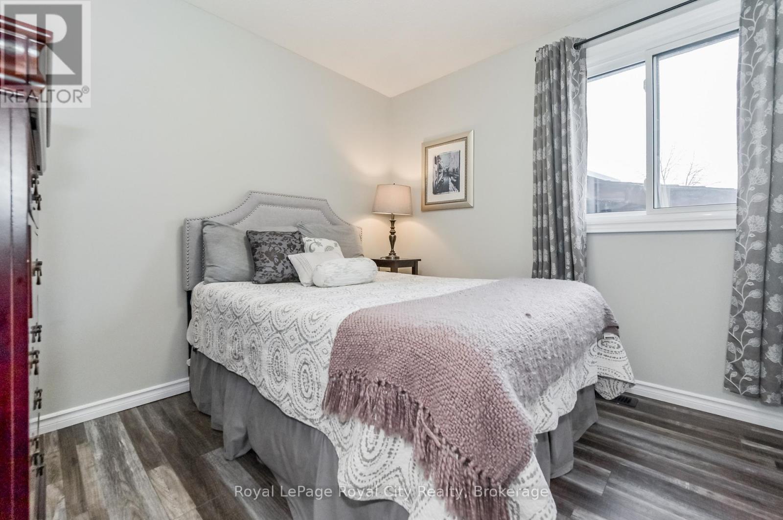 












18 ISLINGTON AVENUE

,
Guelph (Victoria North),




Ontario
N1E6K7

