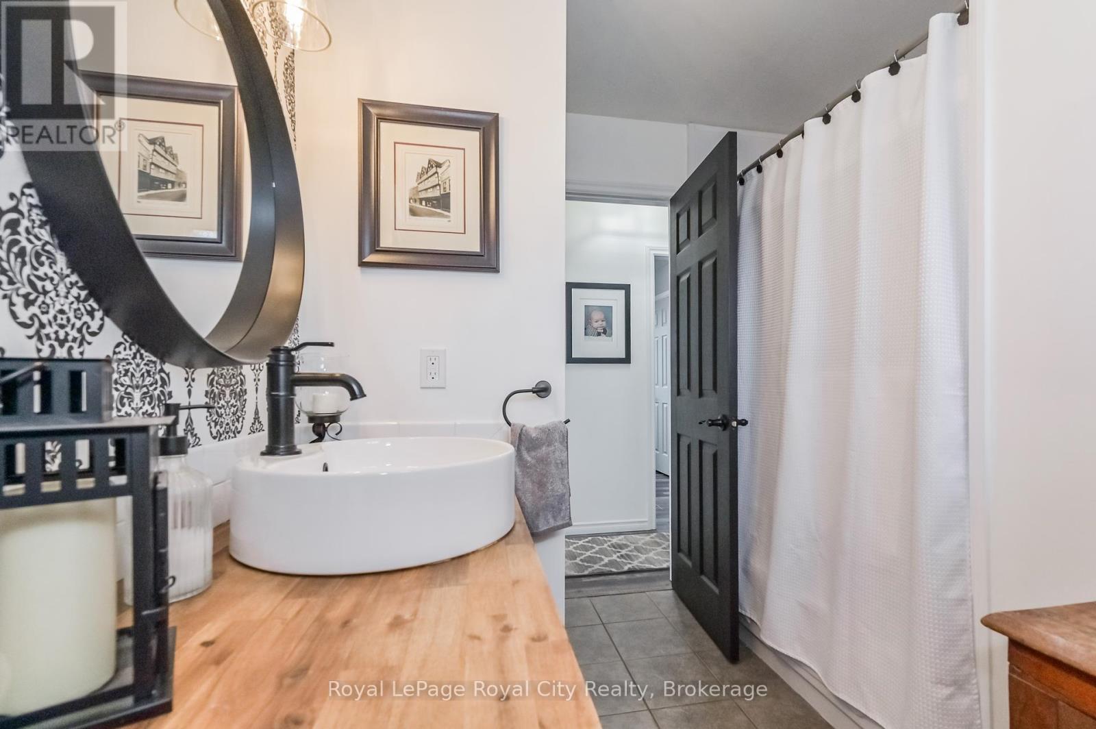 












18 ISLINGTON AVENUE

,
Guelph (Victoria North),




Ontario
N1E6K7

