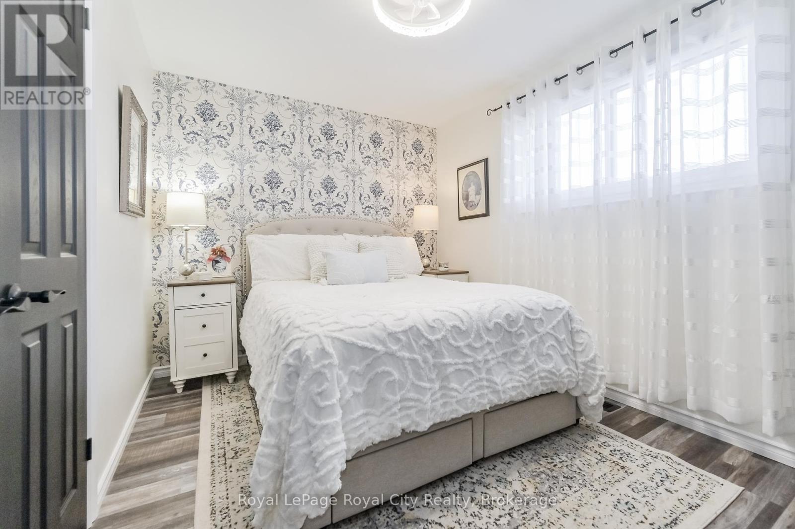 












18 ISLINGTON AVENUE

,
Guelph (Victoria North),




Ontario
N1E6K7

