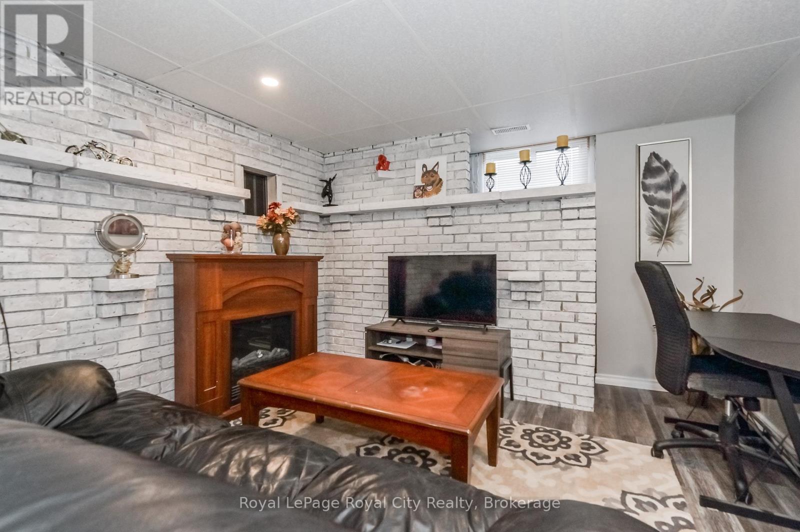 












18 ISLINGTON AVENUE

,
Guelph (Victoria North),




Ontario
N1E6K7

