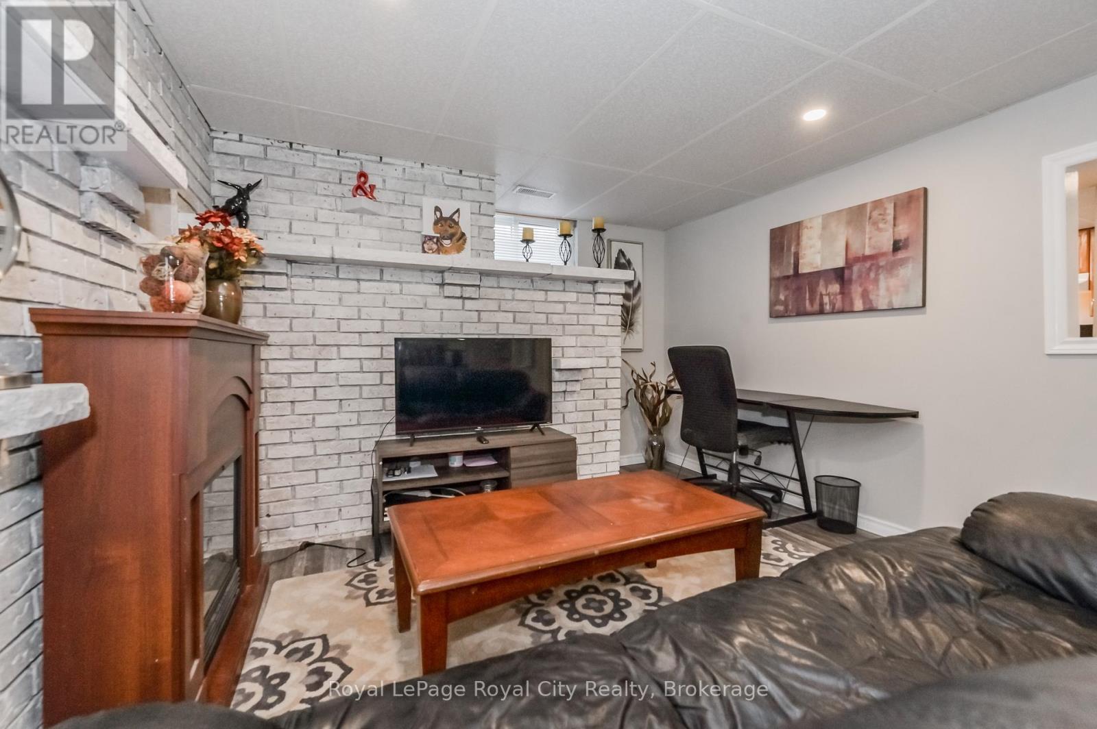 












18 ISLINGTON AVENUE

,
Guelph (Victoria North),




Ontario
N1E6K7

