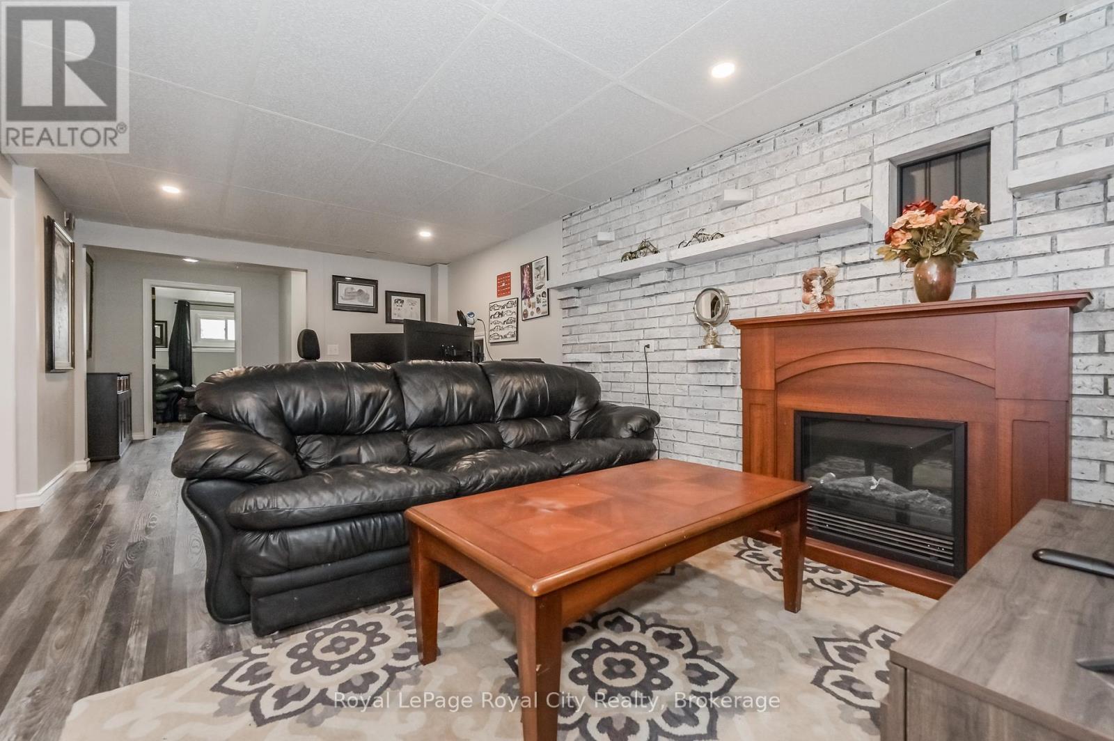












18 ISLINGTON AVENUE

,
Guelph (Victoria North),




Ontario
N1E6K7

