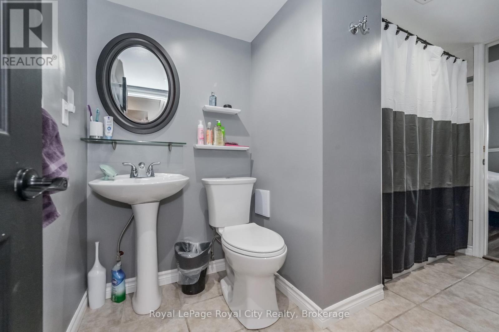 












18 ISLINGTON AVENUE

,
Guelph (Victoria North),




Ontario
N1E6K7

