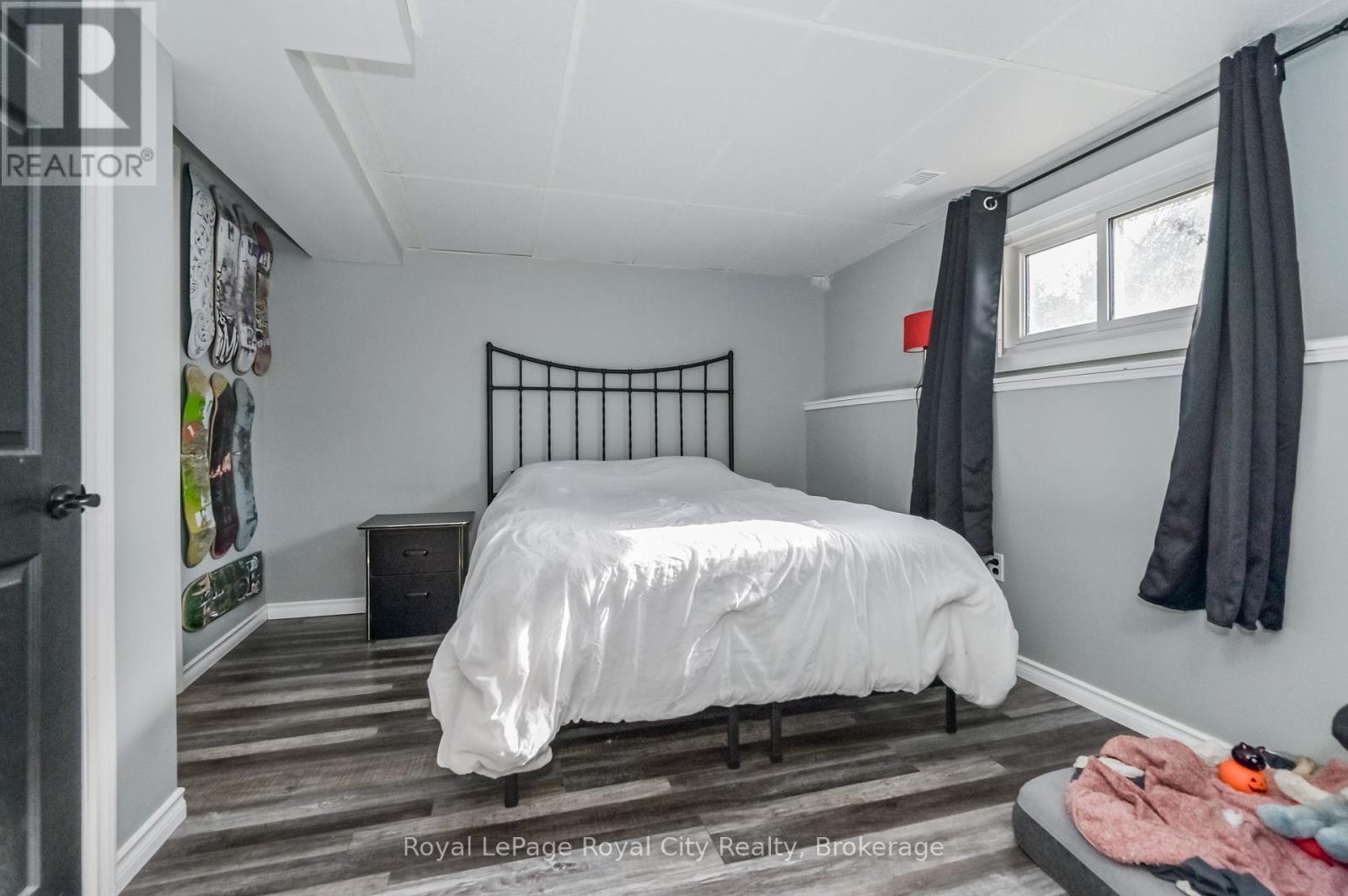 












18 ISLINGTON AVENUE

,
Guelph (Victoria North),




Ontario
N1E6K7

