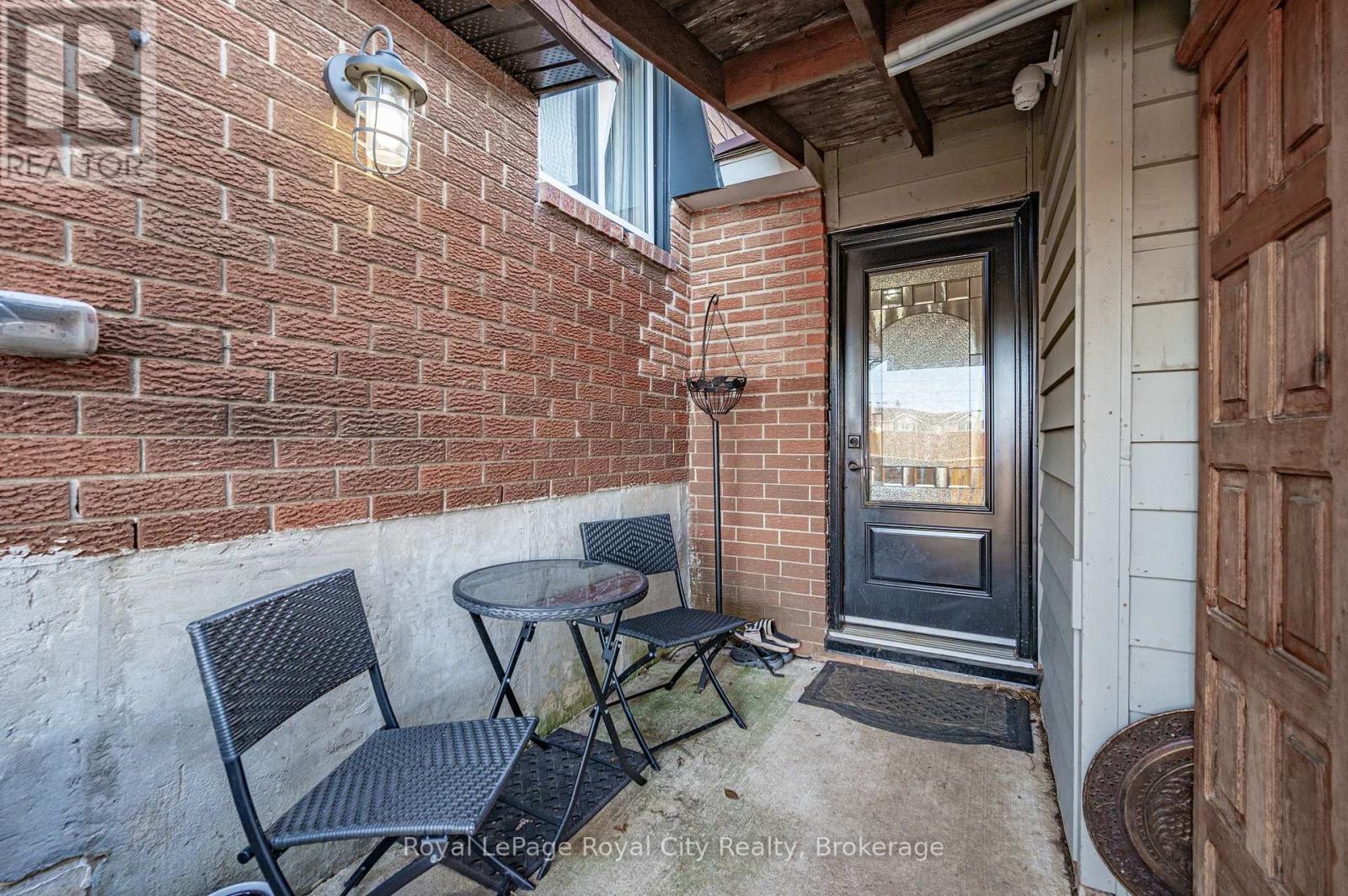 












18 ISLINGTON AVENUE

,
Guelph (Victoria North),




Ontario
N1E6K7


