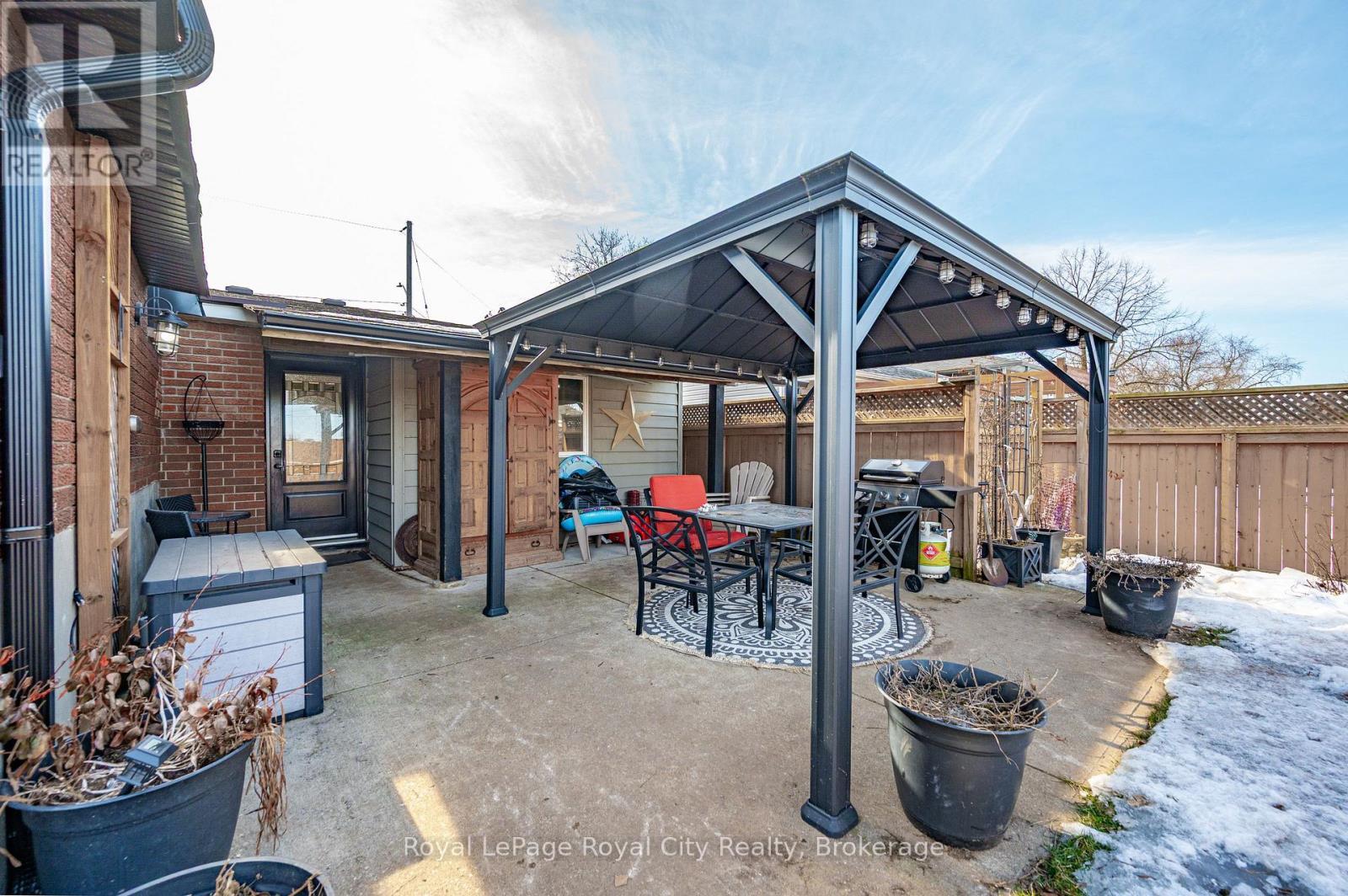 












18 ISLINGTON AVENUE

,
Guelph (Victoria North),




Ontario
N1E6K7

