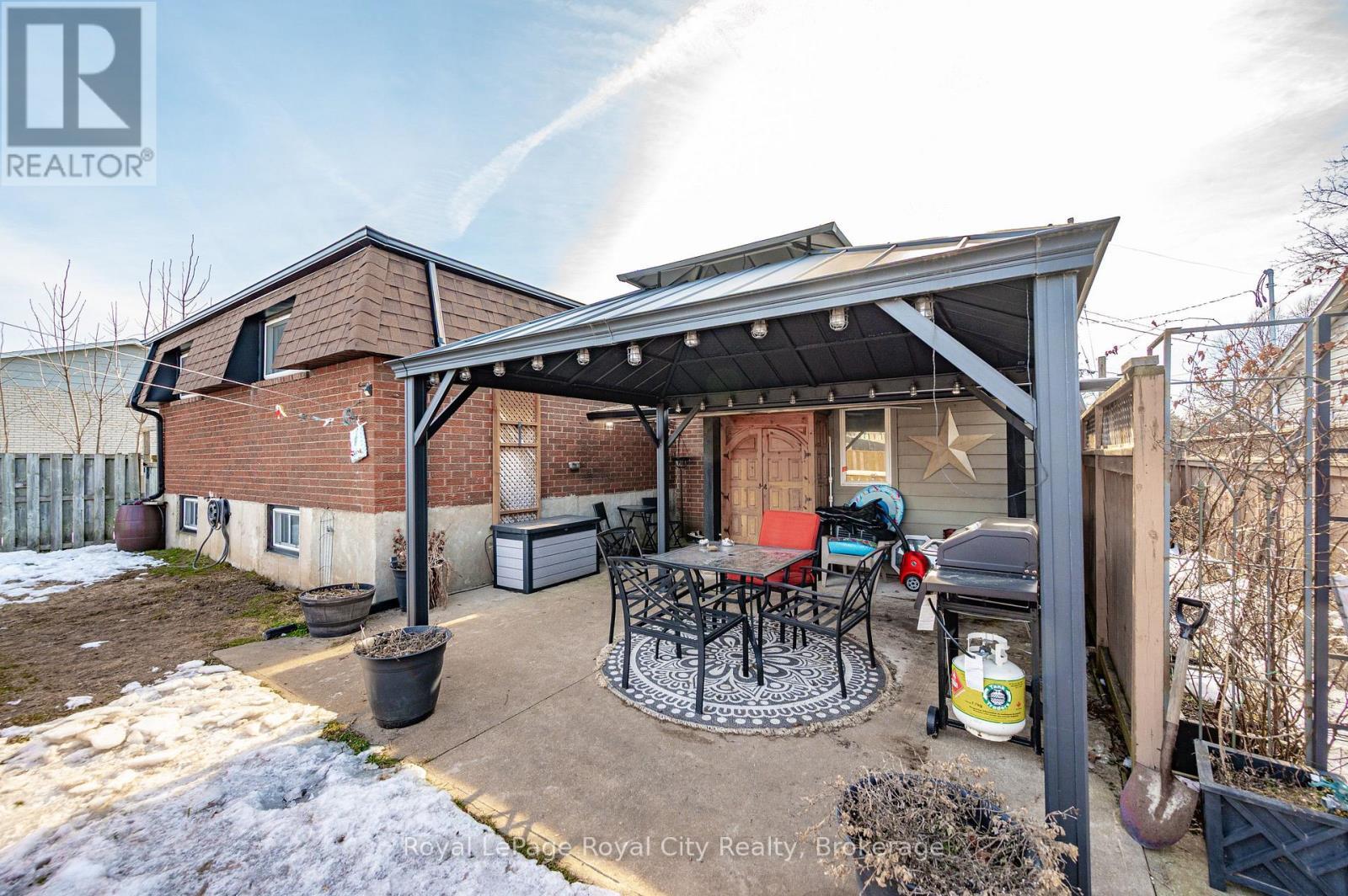 












18 ISLINGTON AVENUE

,
Guelph (Victoria North),




Ontario
N1E6K7


