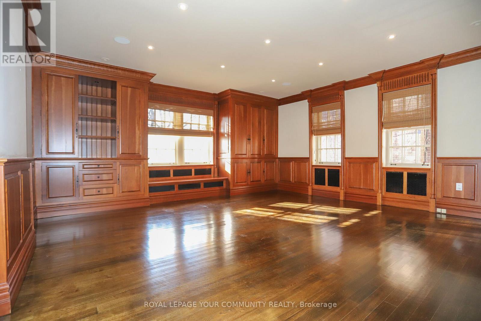 












7 ROSEMARY LANE

,
Toronto,




Ontario
M5P3E7

