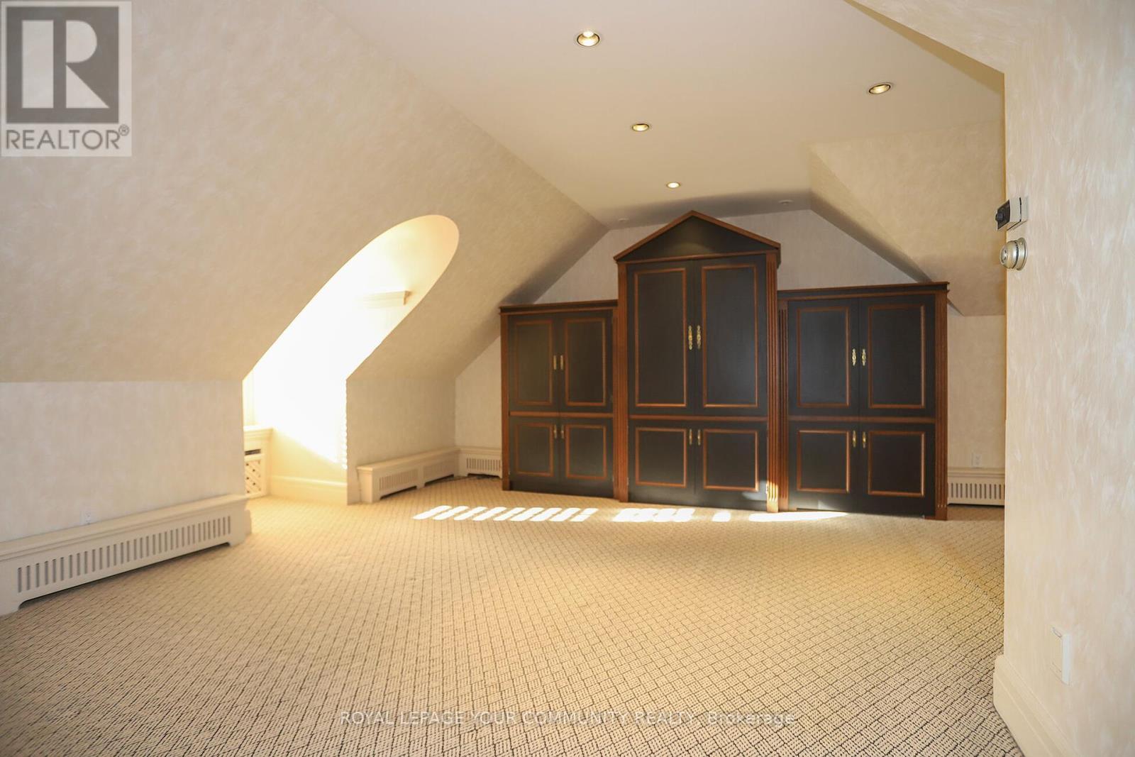 












7 ROSEMARY LANE

,
Toronto,




Ontario
M5P3E7

