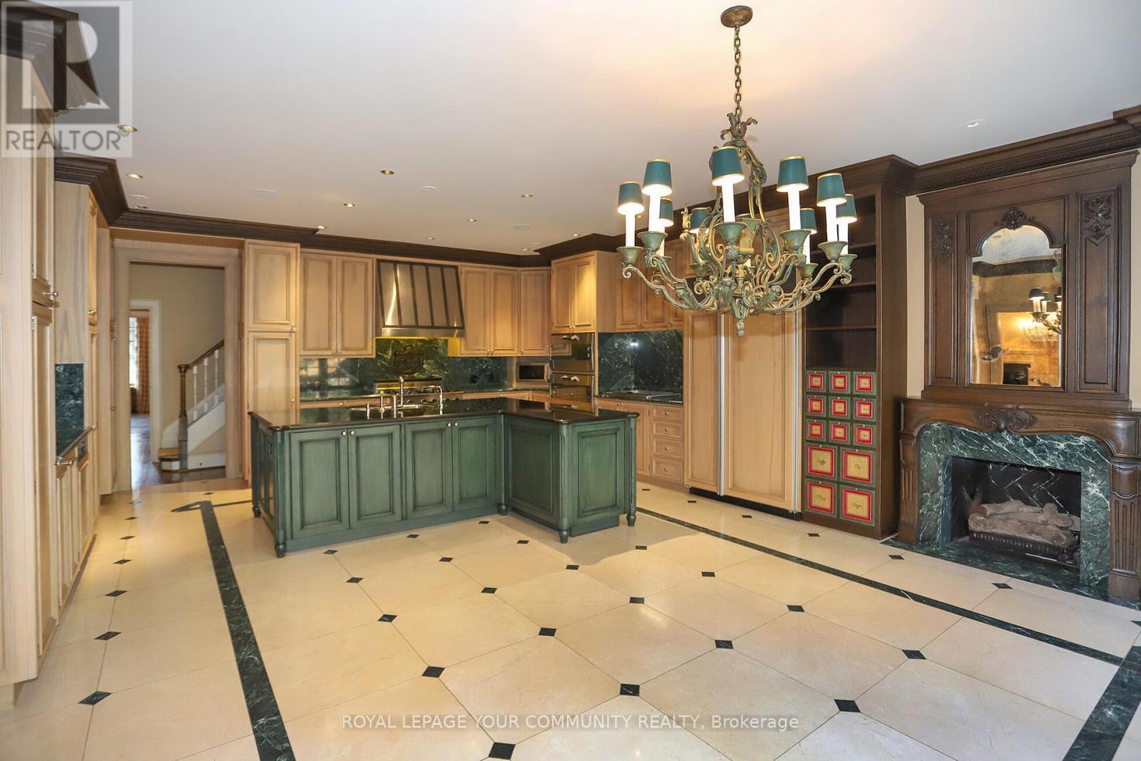 












7 ROSEMARY LANE

,
Toronto,




Ontario
M5P3E7

