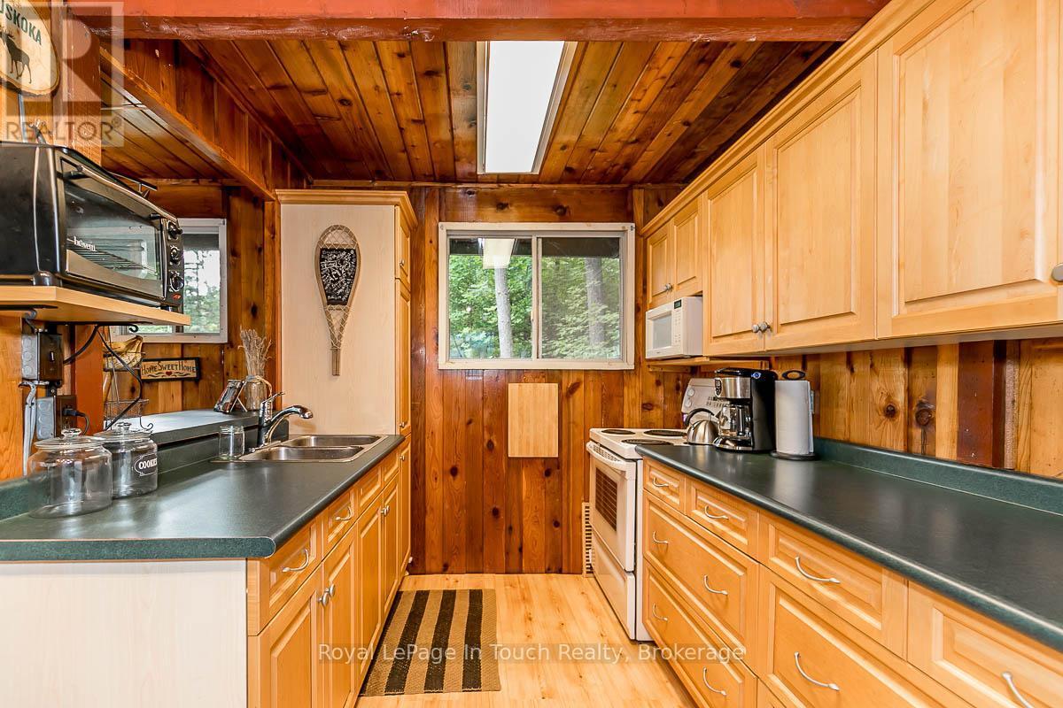 












4 SEVERN RIVER SHORE

,
Muskoka Lakes (Wood (Muskoka Lakes)),




Ontario
L0K1E0

