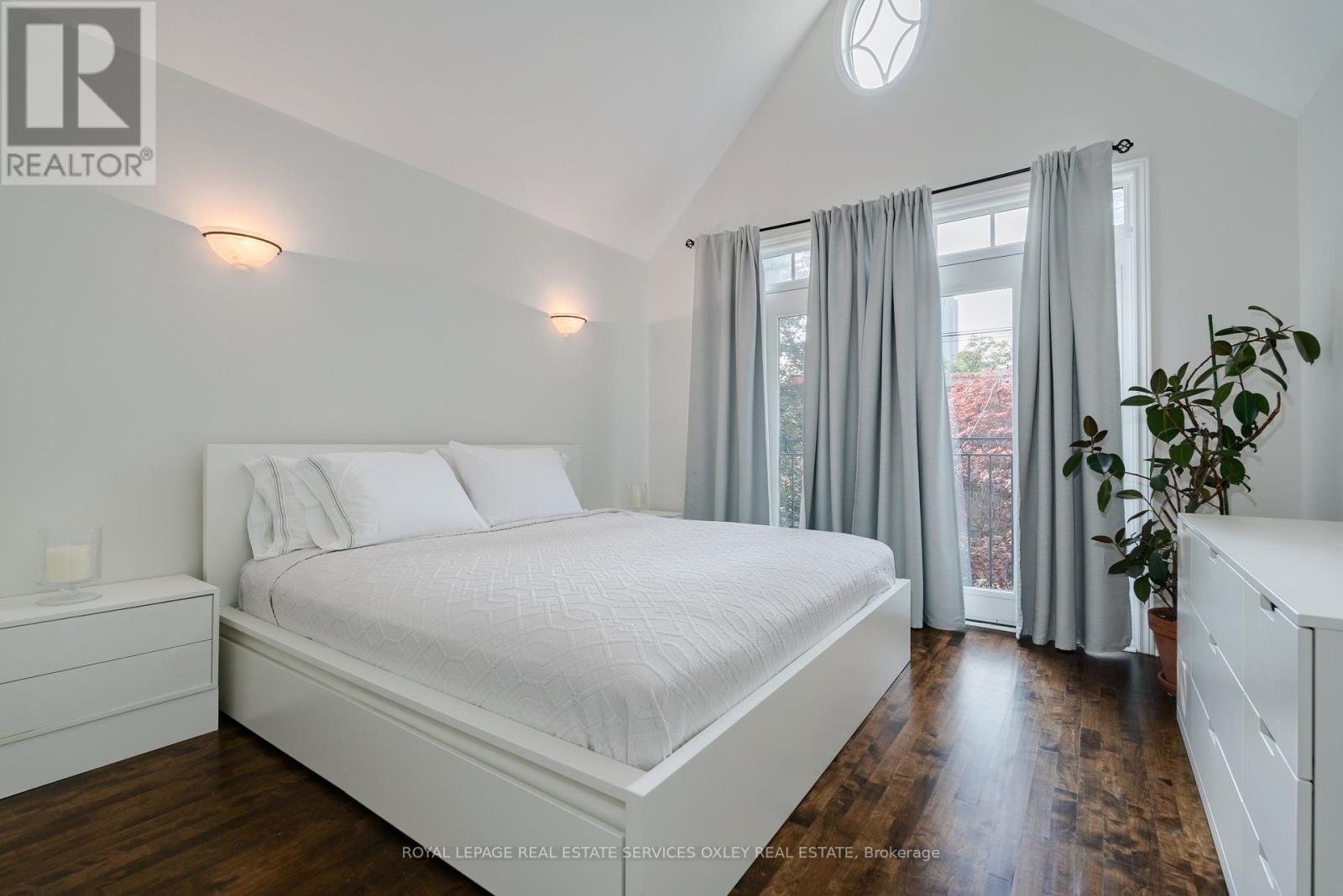 












74 MACPHERSON AVENUE

,
Toronto,




Ontario
M5R1W8

