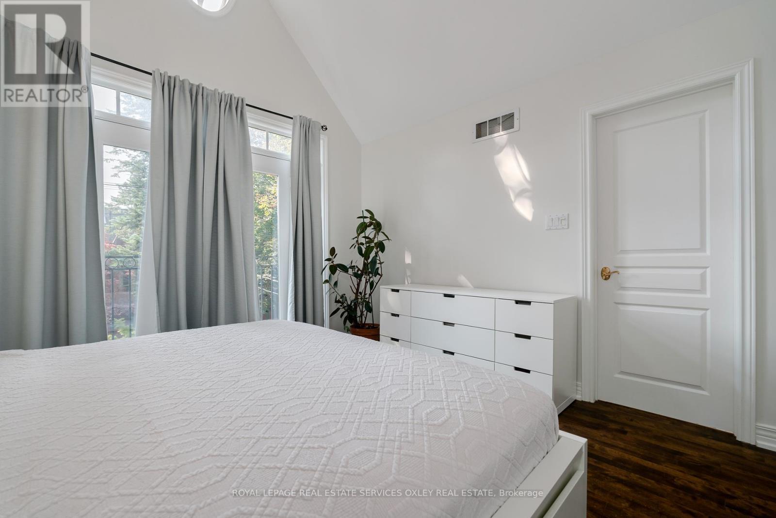 












74 MACPHERSON AVENUE

,
Toronto,




Ontario
M5R1W8

