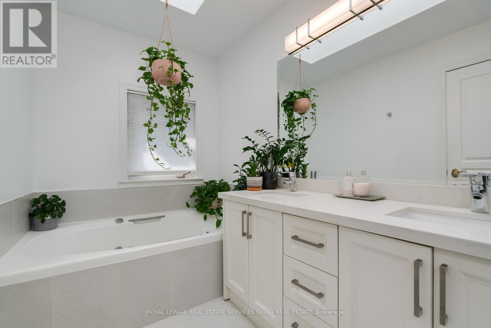 












74 MACPHERSON AVENUE

,
Toronto,




Ontario
M5R1W8

