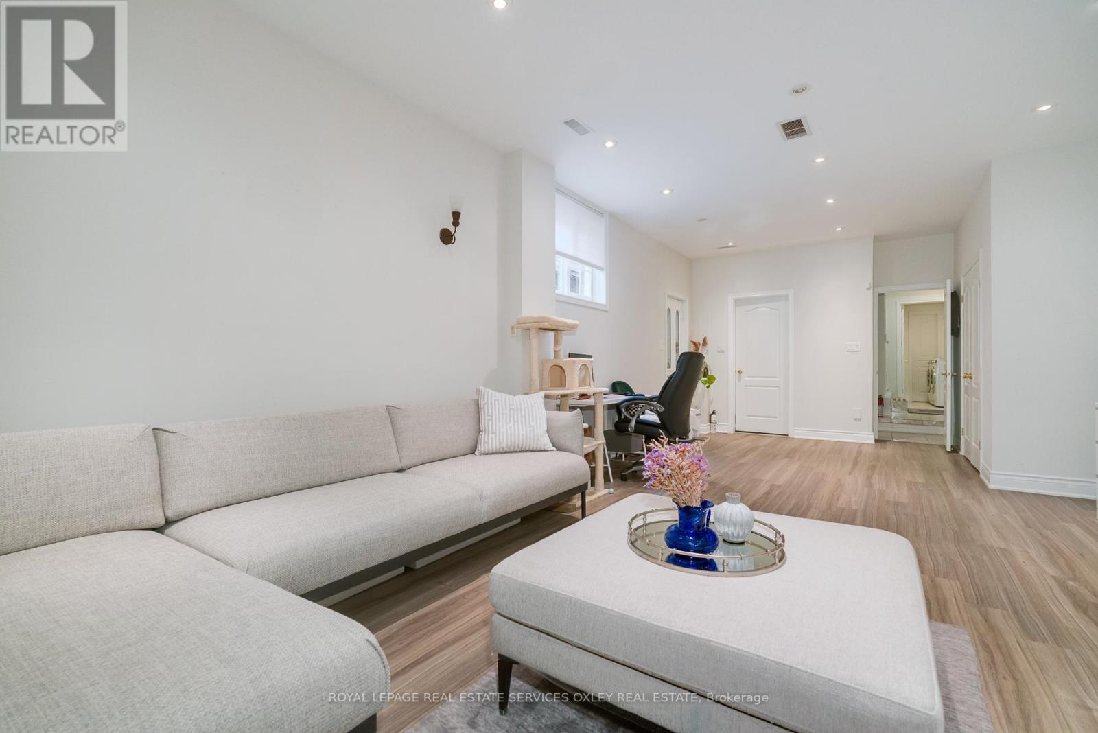 












74 MACPHERSON AVENUE

,
Toronto,




Ontario
M5R1W8

