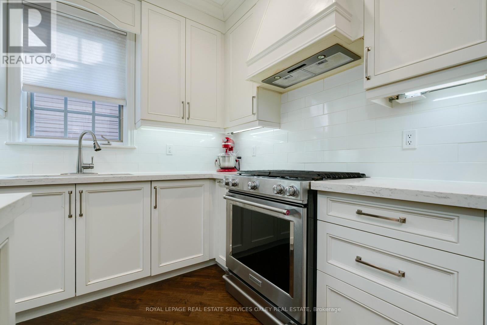 












74 MACPHERSON AVENUE

,
Toronto,




Ontario
M5R1W8

