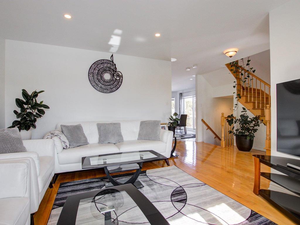 









9


Rue DesRochers

,
Candiac,




QC
J5R6E3

