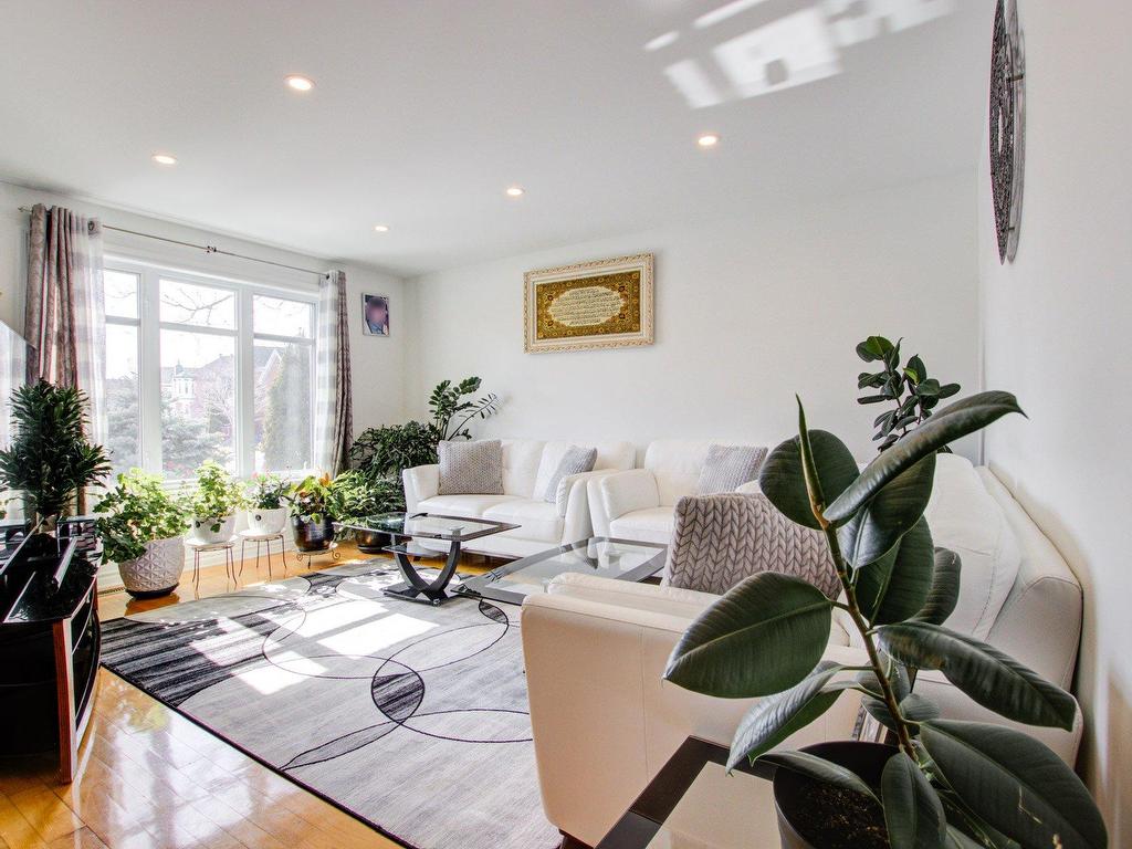 









9


Rue DesRochers

,
Candiac,




QC
J5R6E3


