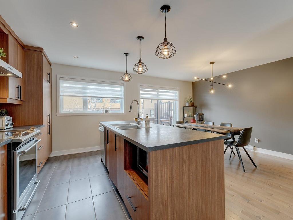 









3672


Rue Émile-Bouthillier

,
Longueuil (Saint-Hubert),




QC
J3Y0R1

