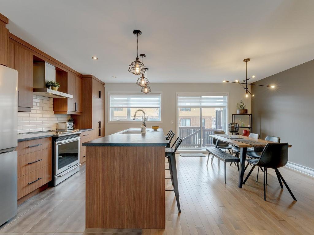 









3672


Rue Émile-Bouthillier

,
Longueuil (Saint-Hubert),




QC
J3Y0R1

