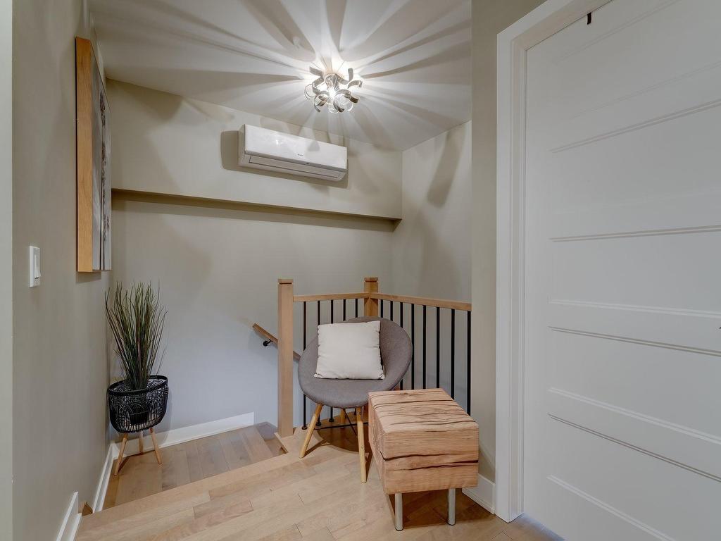 









3672


Rue Émile-Bouthillier

,
Longueuil (Saint-Hubert),




QC
J3Y0R1

