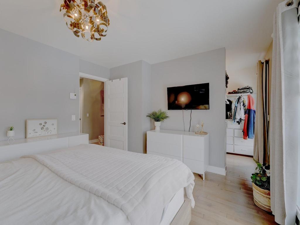 









3672


Rue Émile-Bouthillier

,
Longueuil (Saint-Hubert),




QC
J3Y0R1


