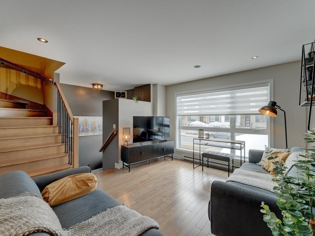 









3672


Rue Émile-Bouthillier

,
Longueuil (Saint-Hubert),




QC
J3Y0R1

