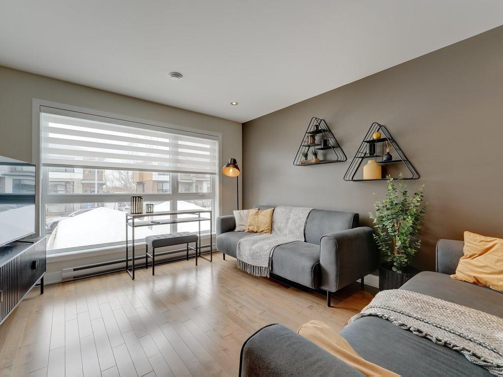 









3672


Rue Émile-Bouthillier

,
Longueuil (Saint-Hubert),




QC
J3Y0R1

