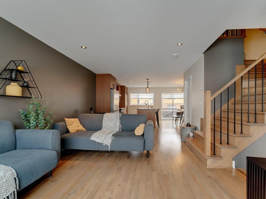 









3672


Rue Émile-Bouthillier

,
Longueuil (Saint-Hubert),




QC
J3Y0R1

