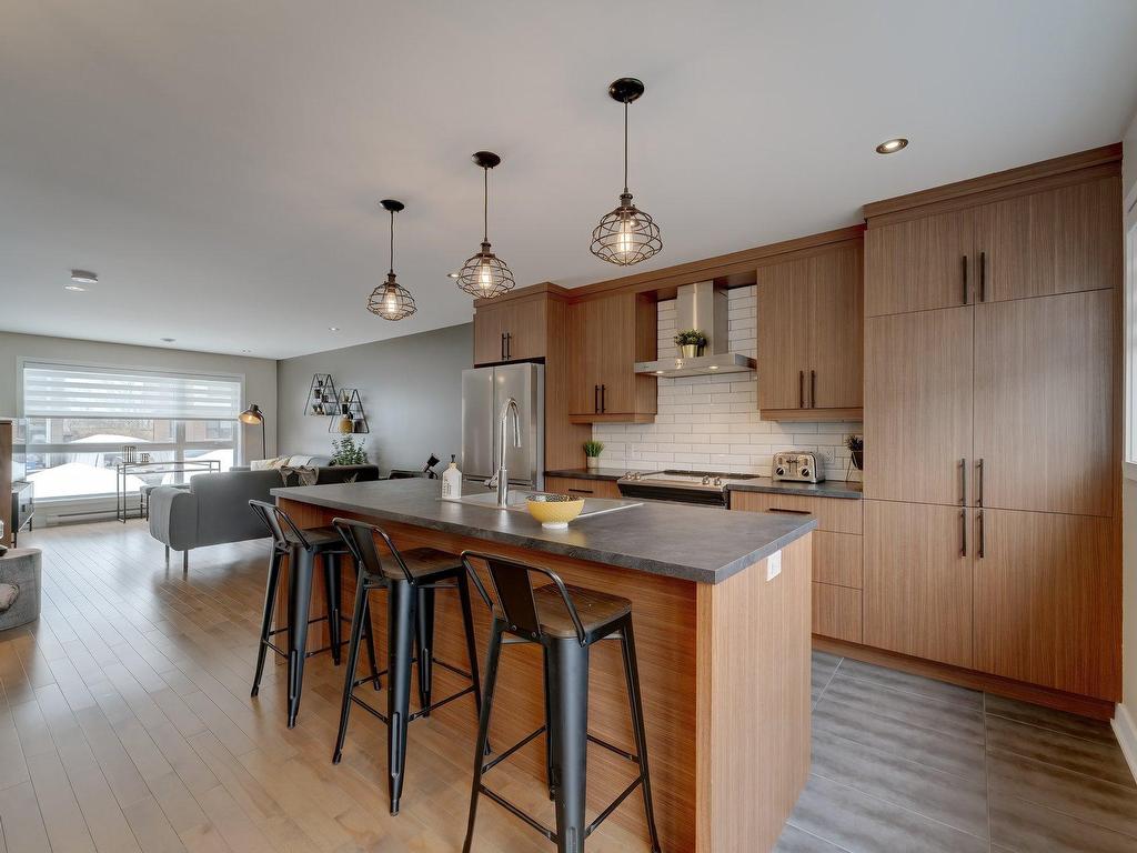 









3672


Rue Émile-Bouthillier

,
Longueuil (Saint-Hubert),




QC
J3Y0R1

