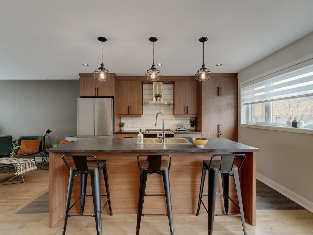 









3672


Rue Émile-Bouthillier

,
Longueuil (Saint-Hubert),




QC
J3Y0R1

