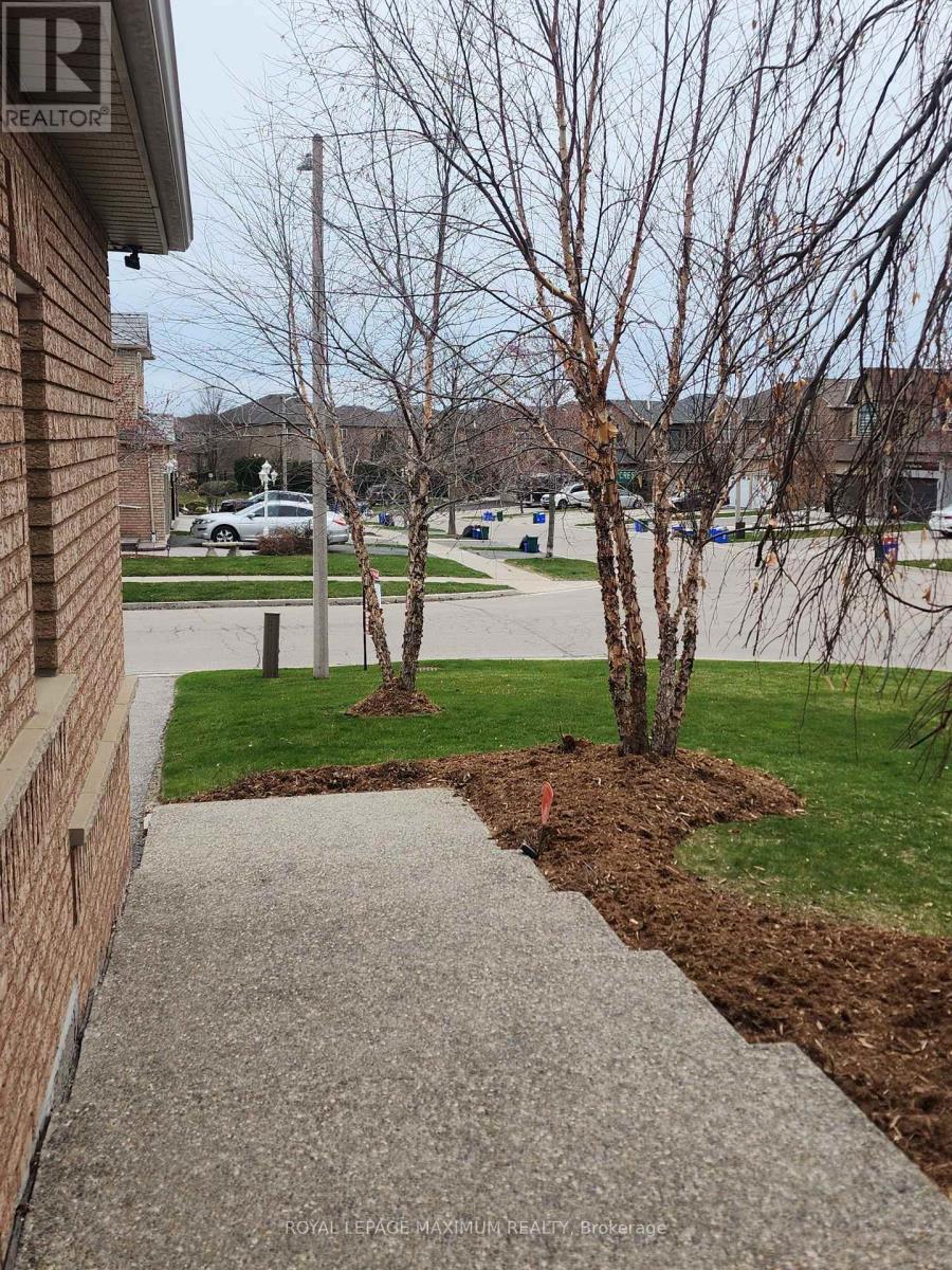 












81 THORNTON CRESCENT

,
Vaughan,




Ontario
L6A2T1

