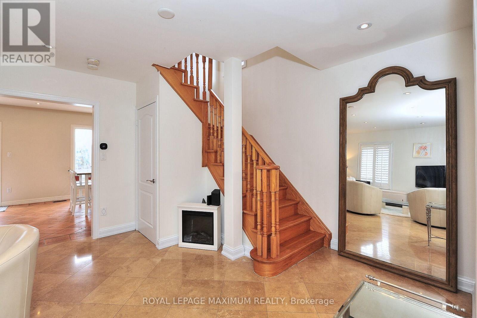 












81 THORNTON CRESCENT

,
Vaughan,




Ontario
L6A2T1


