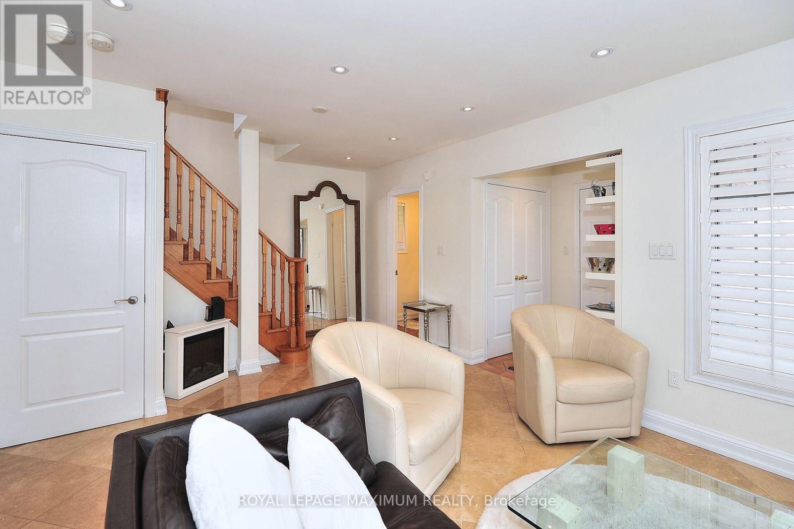 












81 THORNTON CRESCENT

,
Vaughan,




Ontario
L6A2T1

