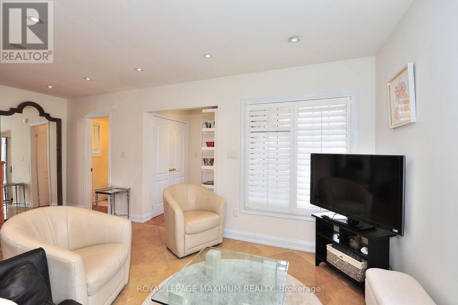 












81 THORNTON CRESCENT

,
Vaughan,




Ontario
L6A2T1

