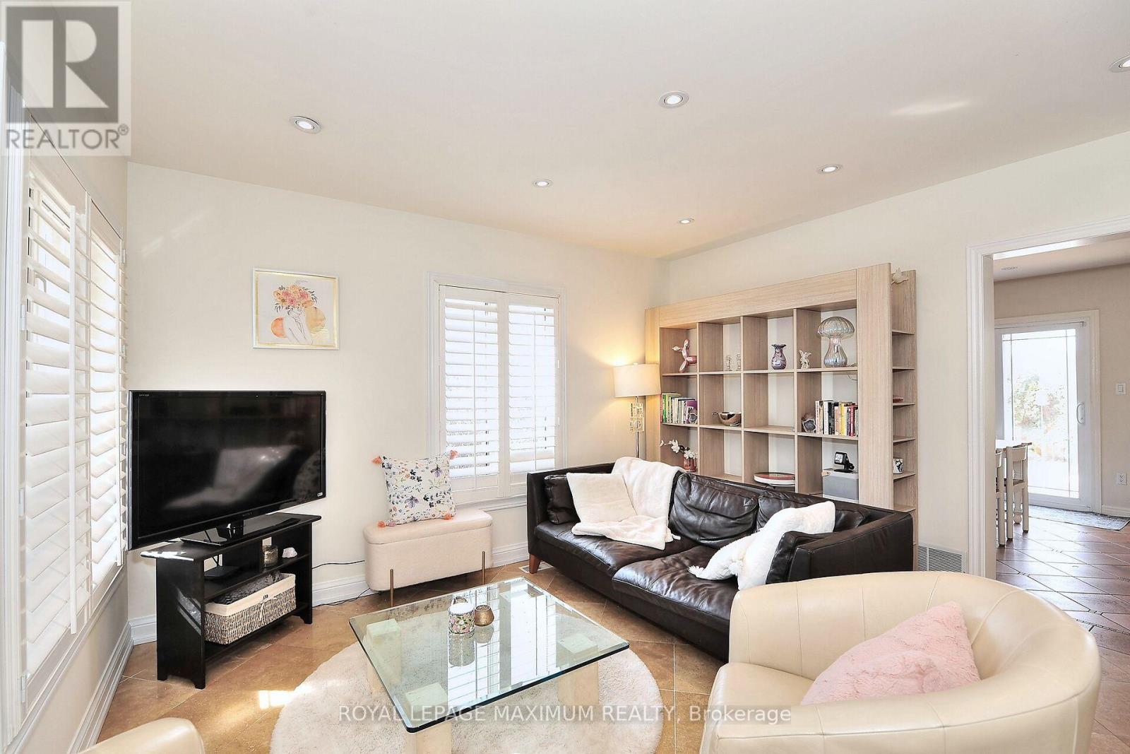 












81 THORNTON CRESCENT

,
Vaughan,




Ontario
L6A2T1

