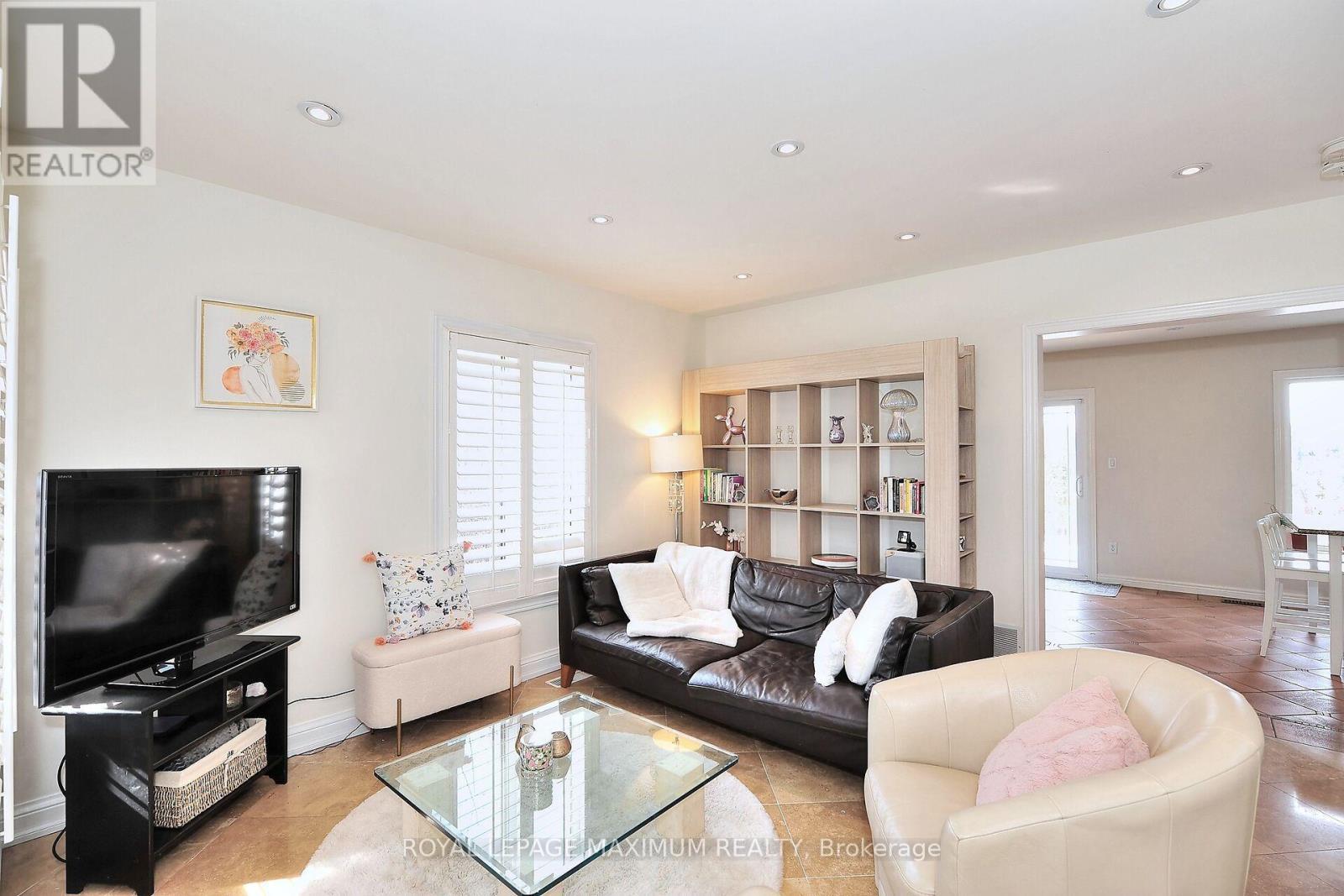 












81 THORNTON CRESCENT

,
Vaughan,




Ontario
L6A2T1


