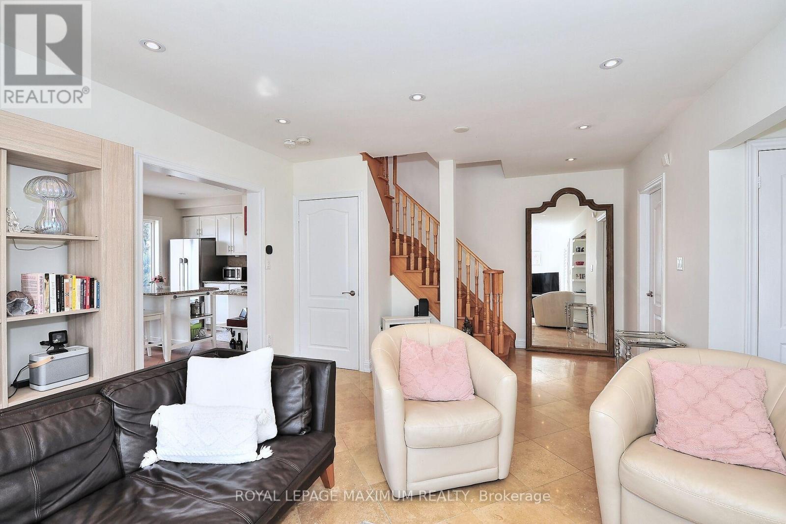 












81 THORNTON CRESCENT

,
Vaughan,




Ontario
L6A2T1

