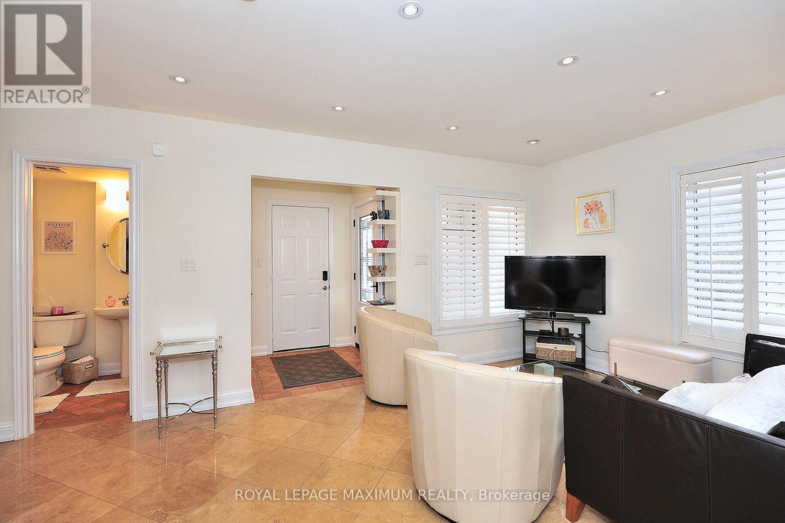












81 THORNTON CRESCENT

,
Vaughan,




Ontario
L6A2T1

