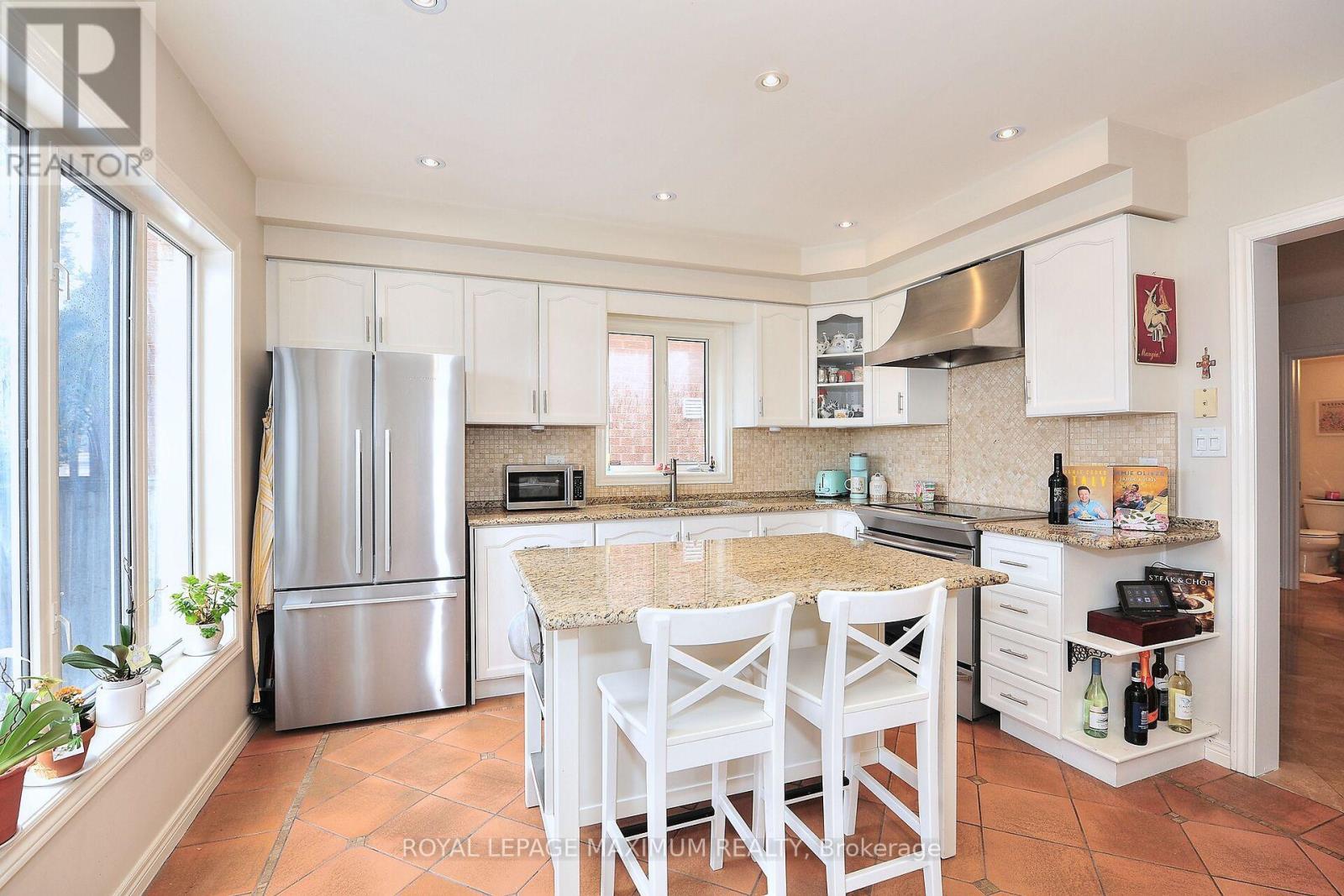 












81 THORNTON CRESCENT

,
Vaughan,




Ontario
L6A2T1

