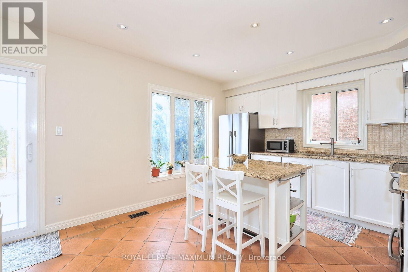












81 THORNTON CRESCENT

,
Vaughan,




Ontario
L6A2T1

