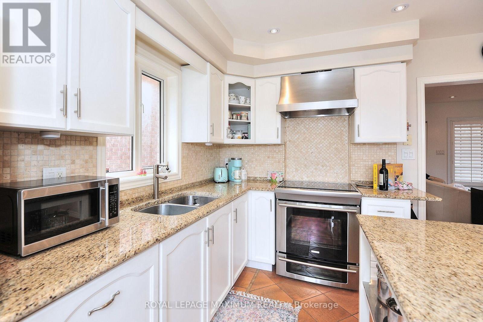 












81 THORNTON CRESCENT

,
Vaughan,




Ontario
L6A2T1

