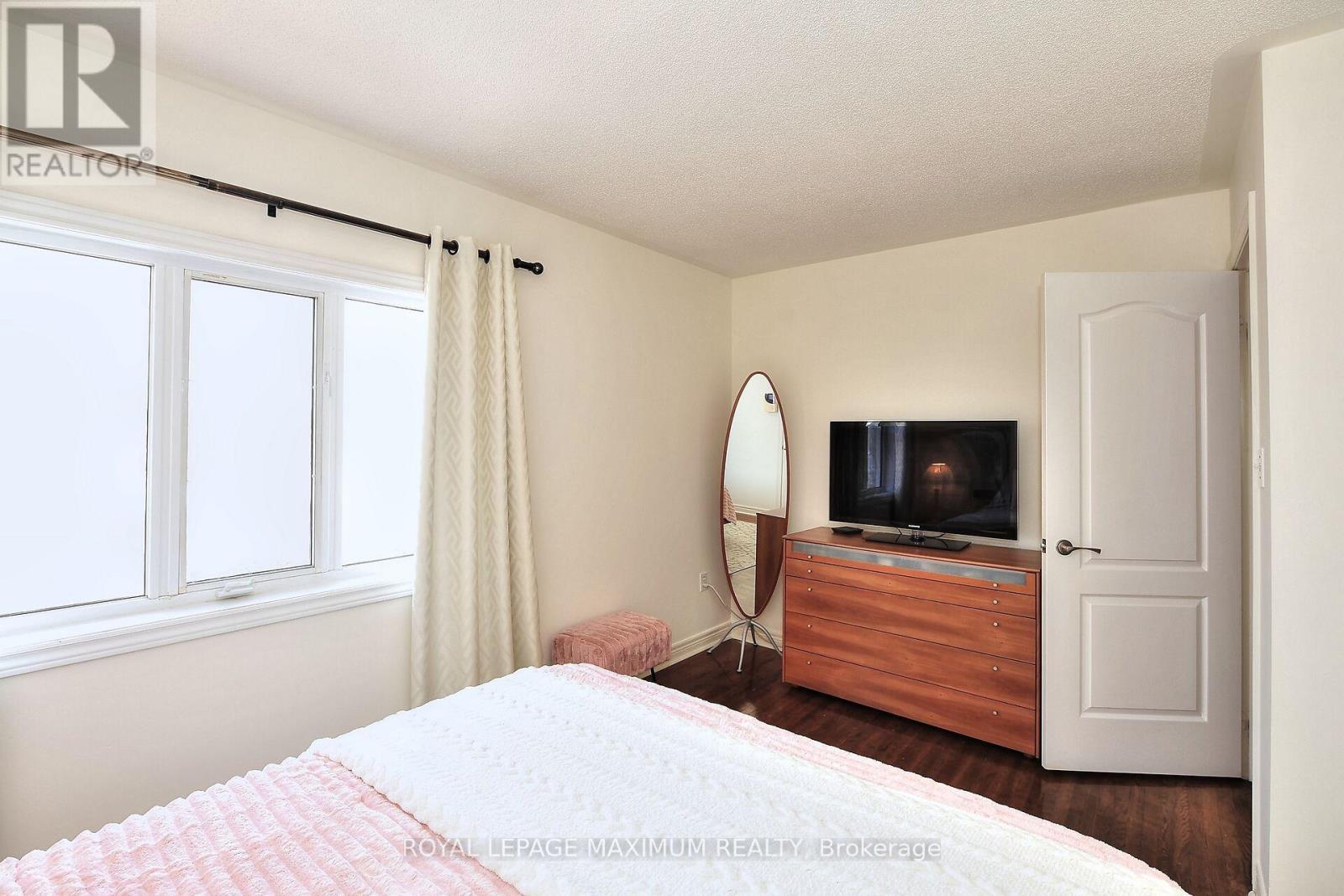 












81 THORNTON CRESCENT

,
Vaughan,




Ontario
L6A2T1

