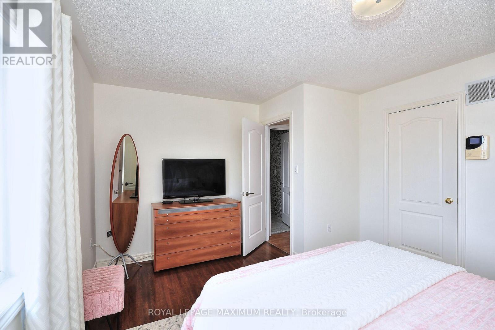 












81 THORNTON CRESCENT

,
Vaughan,




Ontario
L6A2T1

