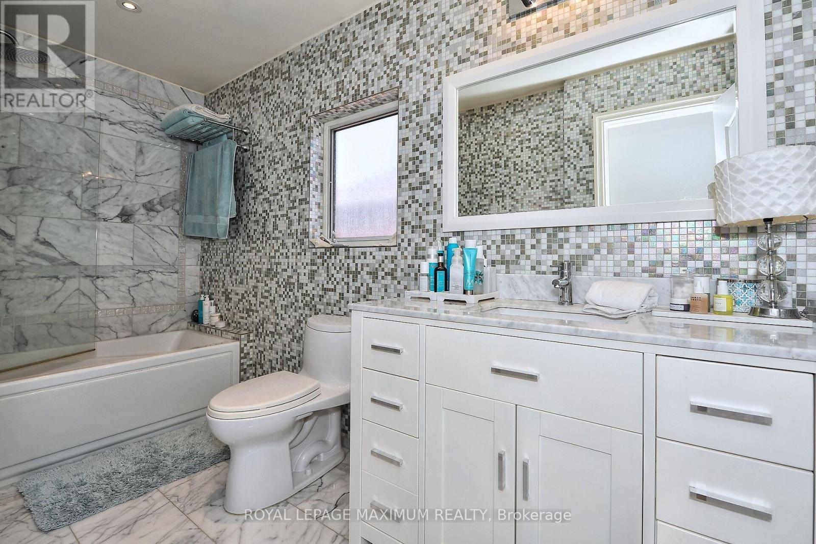 












81 THORNTON CRESCENT

,
Vaughan,




Ontario
L6A2T1

